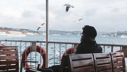 51爆料深度揭秘:八卦风波背后,大V在酒吧后巷的角色异常令人意外